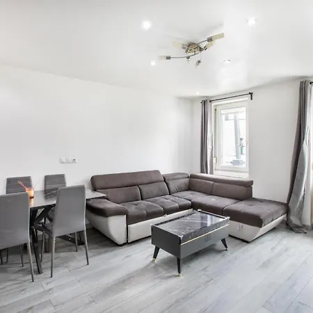 T3 Avec Jacuzzi Privatif Et Cour - *